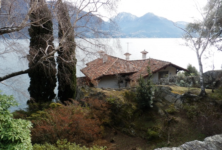D-YK 8. A unique 1st line villa on the Lake Como. 