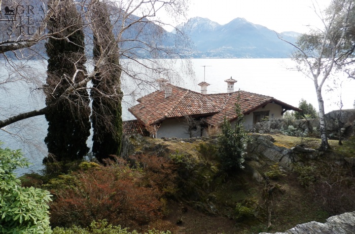 D-YK 8. A unique 1st line villa on the Lake Como. 