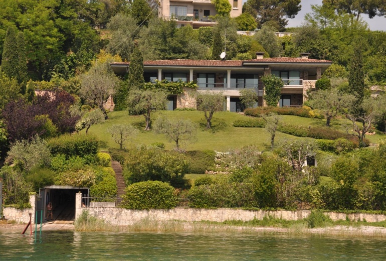 D-ALB 3 1st line lake Garda villa in Padenghe sul Garda.
