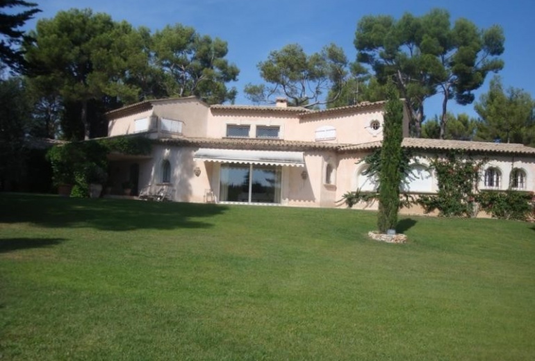 AIK014 A beautiful villa with a park and a pool in Mougins 