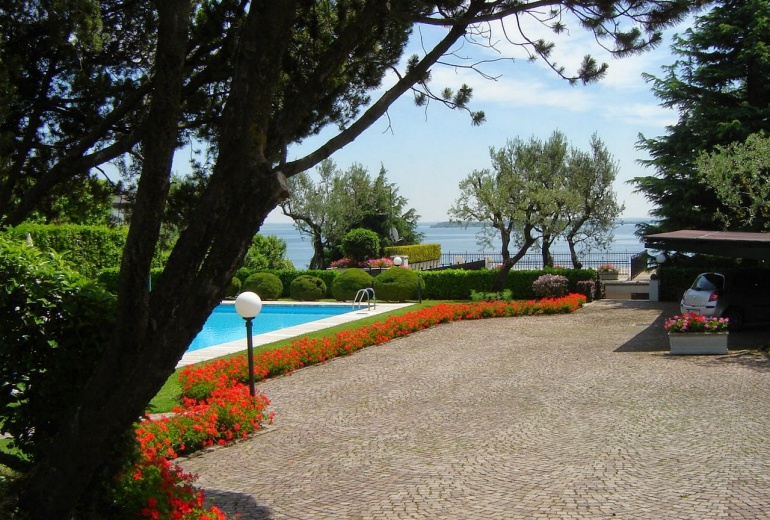 D-ALB 9 1st line Lake Garda villa with a garden and a swimming pool 