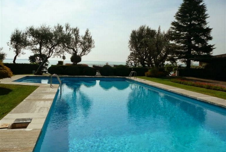 D-ALB 9 1st line Lake Garda villa with a garden and a swimming pool 