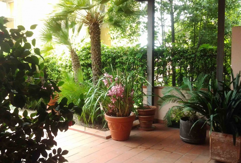 DIK235 1st line villa with a garden in Sanremo 