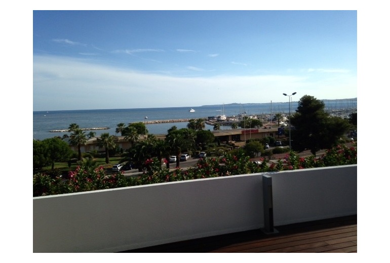 D-ALB 10 An attic overlooking the sea in Nice on the French Riviera 