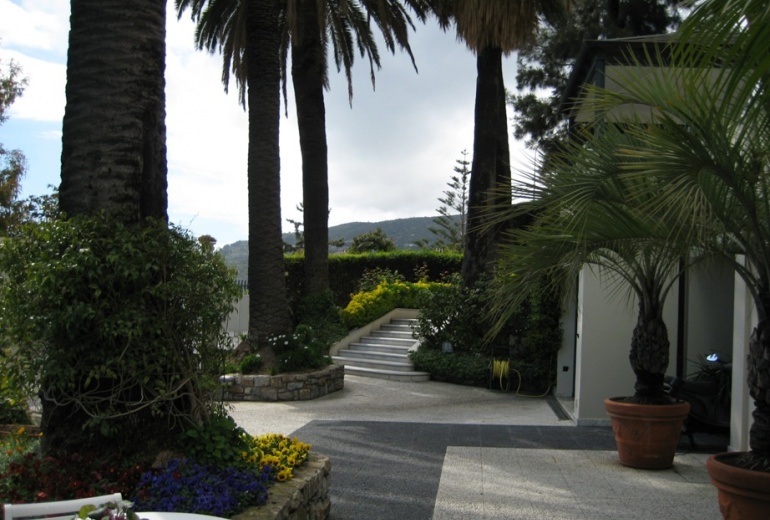 IKND 284 Ospedaletti. Magnificent luxury villa near the sea!