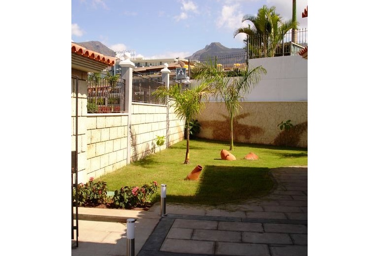 AOK63.Two-storey villa in the picturesque city Los Gigantes