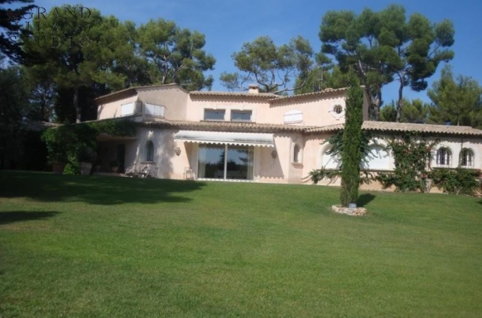 AIK014 A beautiful villa with a park and a pool in Mougins 