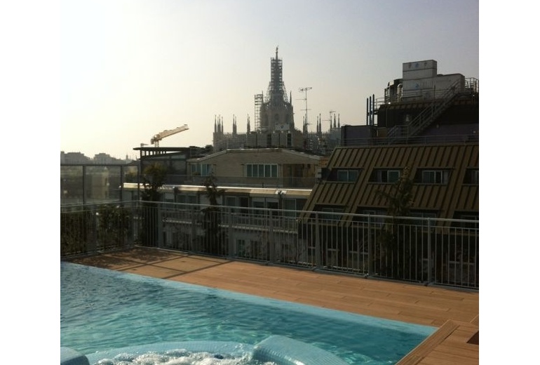 D-YK 37. Modern apartment with a terrace and a swimming pool in the heart of Milan
