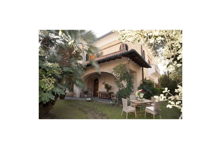 DIK107  A beautiful villa in Lido Di Camaiore