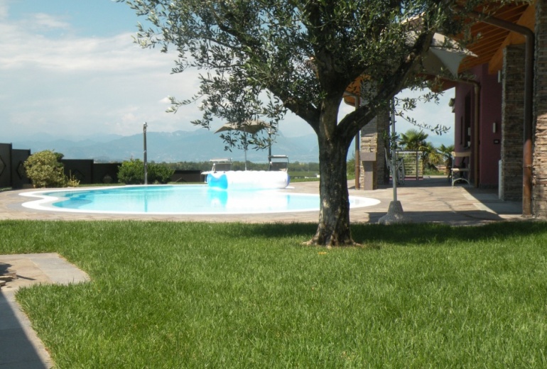 D-YK 4  A villa with a swimming pool in Peschiera del Garda 