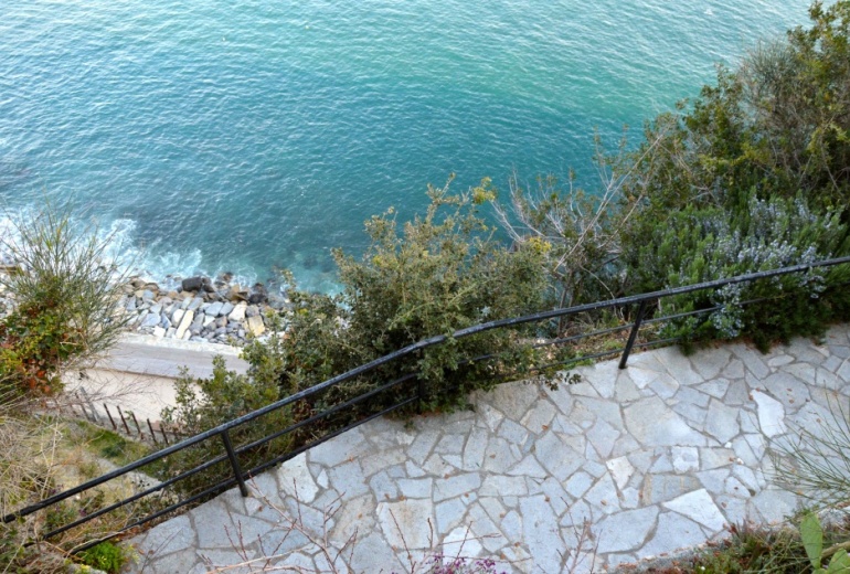 D-YK 26.  A villa on the rock with a stunning sea-view in Albissola Superiore. 
