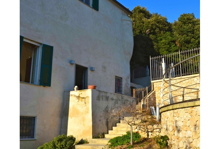 D-YK 27. Villa with a swimming pool in an 18th century building in Celle Ligure. 