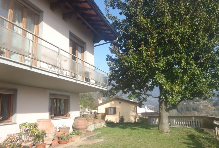D.M.S A villa next to Forte dei Marmi, only 8 km away from the sea. 