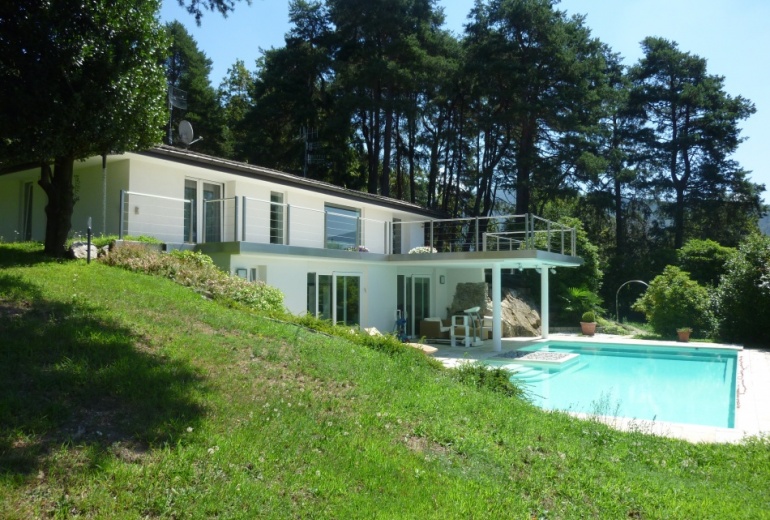 D.LB85 A modern villa in Luino 