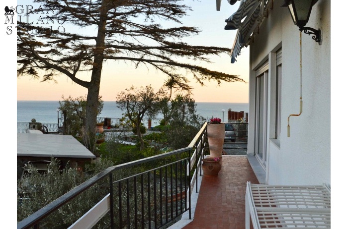 D-YK 26.  A villa on the rock with a stunning sea-view in Albissola Superiore. 