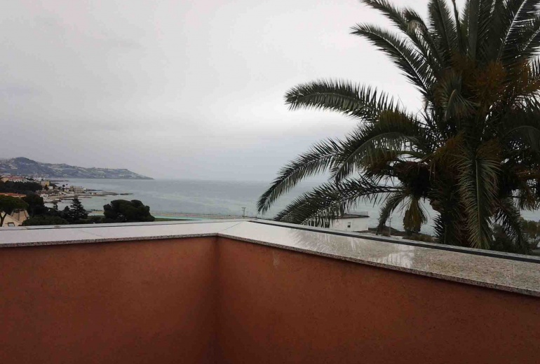 DIKN 208 Sanremo. Three Bedroom’s Apartment in a historic villa by the sea! 