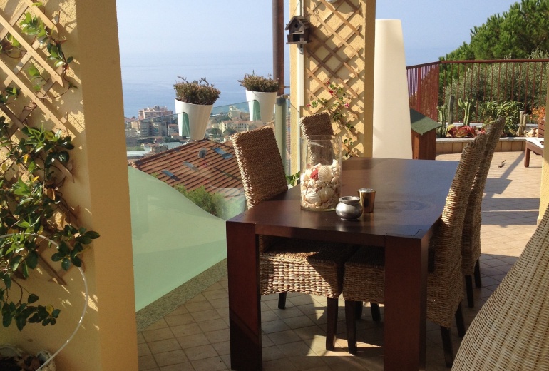 DIK262 Bordighera. Excellent sea-view apartment with a garden!