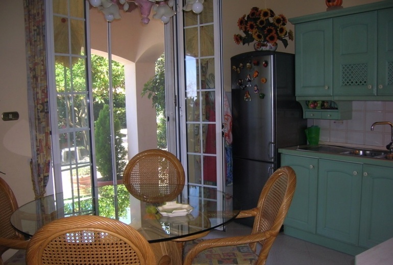DIK221 Sanremo. Sea-view apartment in a villa with a garden!