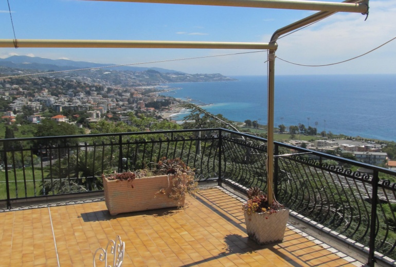 DIK221 Sanremo. Sea-view apartment in a villa with a garden!