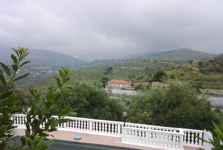 DIK239 Imperia. Wonderful villa with swimming pool and  garden by the sea!