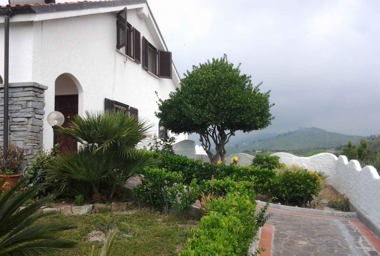 DIK239 Imperia. Wonderful villa with swimming pool and  garden by the sea!