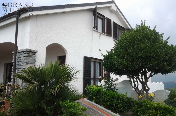 DIK239 Imperia. Wonderful villa with swimming pool and  garden by the sea!