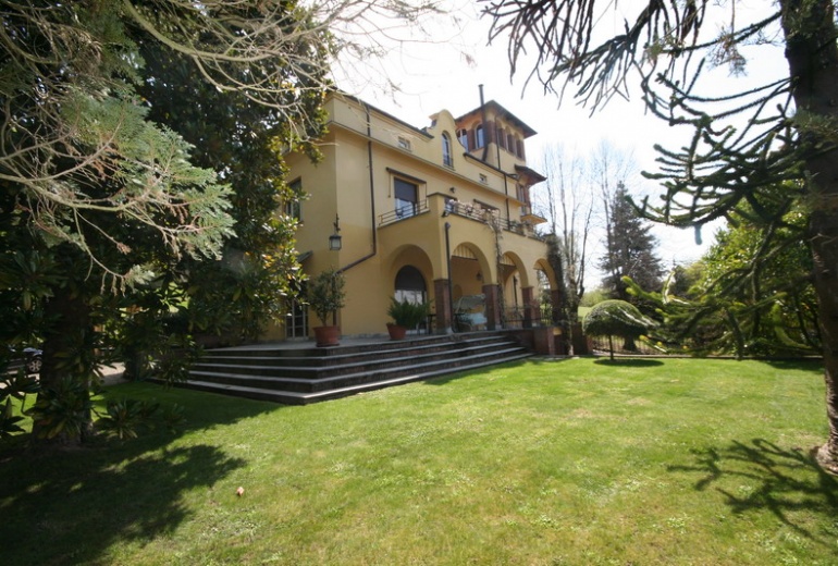 DIK189 Beautiful historic villa with park!