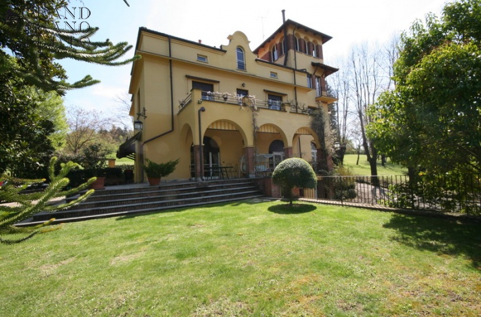 DIK189 Beautiful historic villa with park!