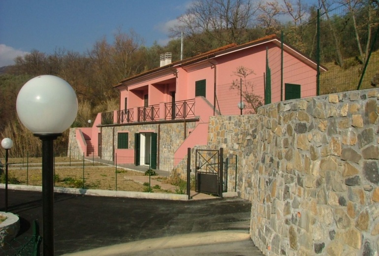 DIK17 Villa in a suburb of Imperia 