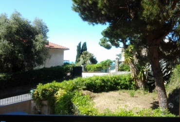 DIK83 Bordighera. New apartment with two bedrooms. Sea view, terrace and garden!
