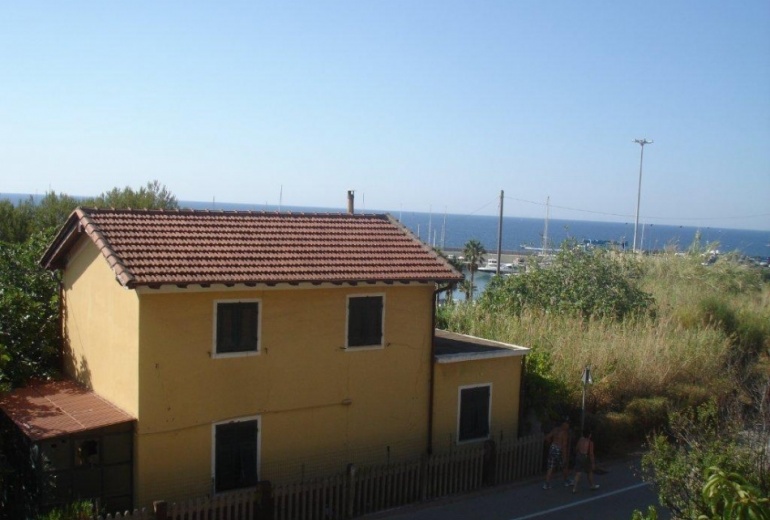 DIK25 San Stefano al Mare. Front sea house under renovation.