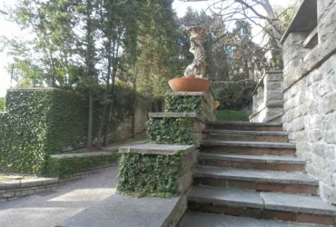 D-YK 10.  A unique villa with a park in Como 