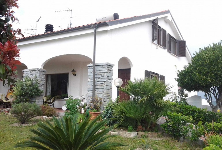 DIK239 Imperia. Wonderful villa with swimming pool and  garden by the sea!