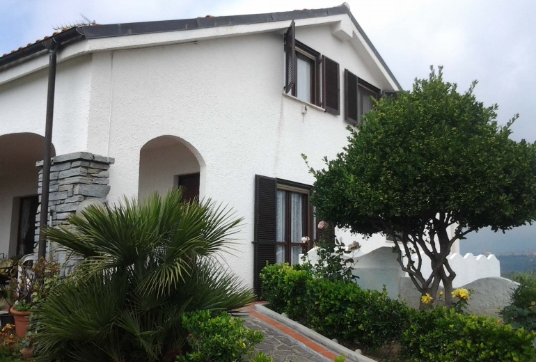 DIK239 Imperia. Wonderful villa with swimming pool and  garden by the sea!