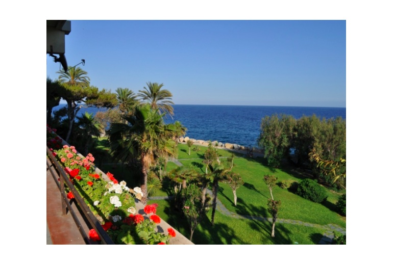 DIK250 Bordighera. First line. Two bedroom’s apartment.