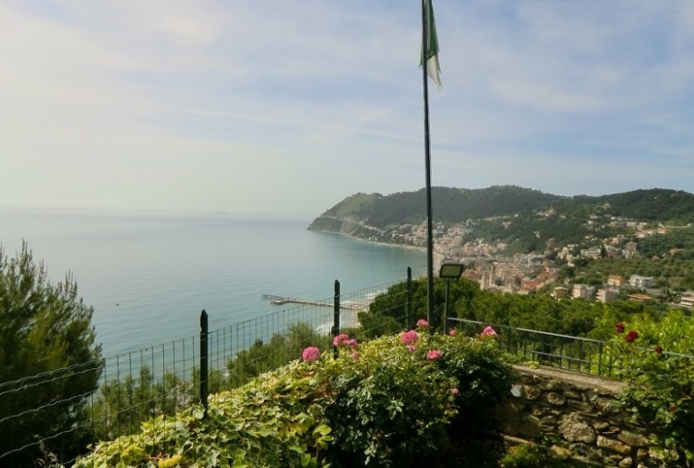 DIK202 Alassio. Sea-view apartment in a villa by the sea!