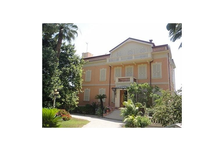 DNIK22 A beautiful 1st line villa in Sanremo. 