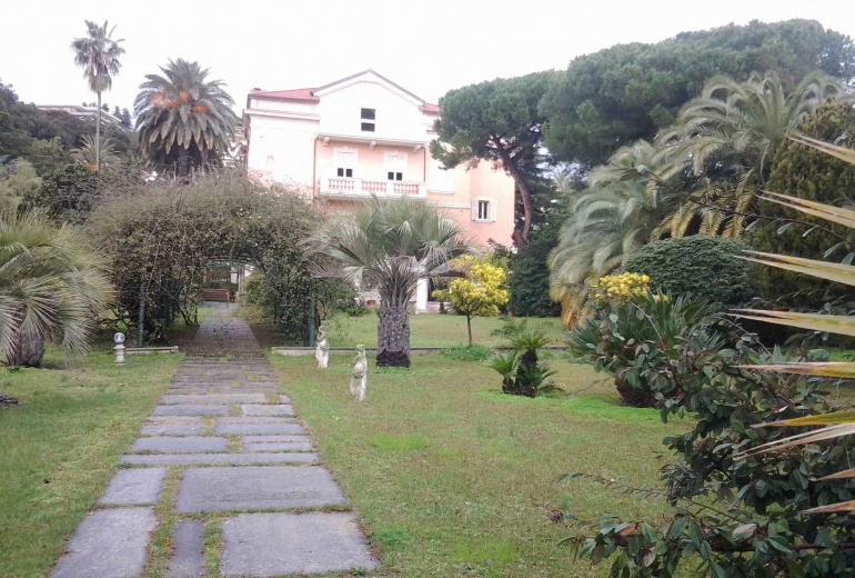 DNIK22 A beautiful 1st line villa in Sanremo. 