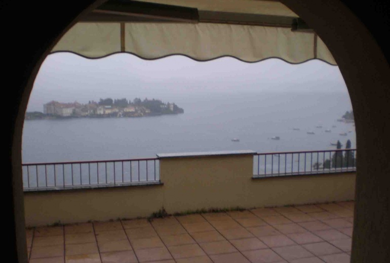 DIK184 Stresa. Excellent apartment with front terrace, 100 meters from the lake!