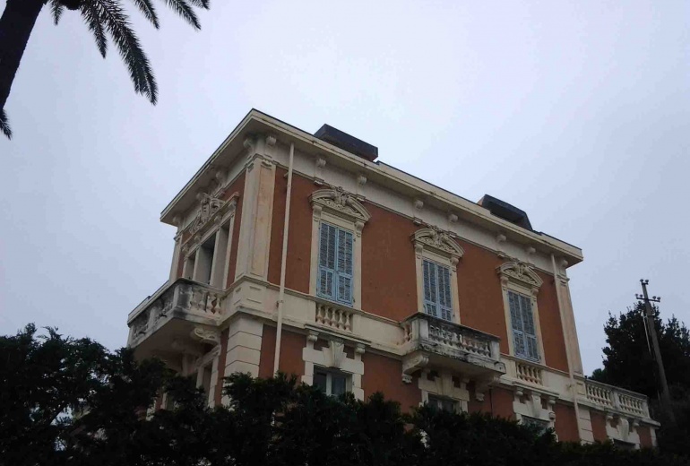 DIKN 208 Sanremo. Three Bedroom’s Apartment in a historic villa by the sea! 