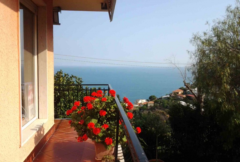 DIK221 Sanremo. Sea-view apartment in a villa with a garden!