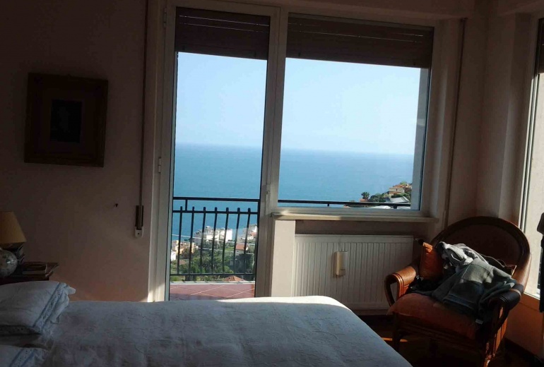 DIK221 Sanremo. Sea-view apartment in a villa with a garden!