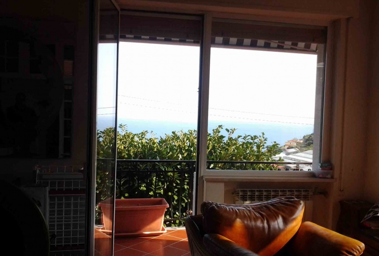 DIK221 Sanremo. Sea-view apartment in a villa with a garden!