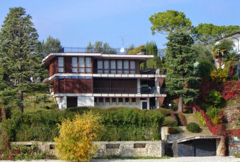 D-ALB 9 1st line Lake Garda villa with a garden and a swimming pool 