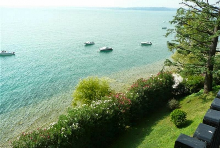 D-ALB 9 1st line Lake Garda villa with a garden and a swimming pool 