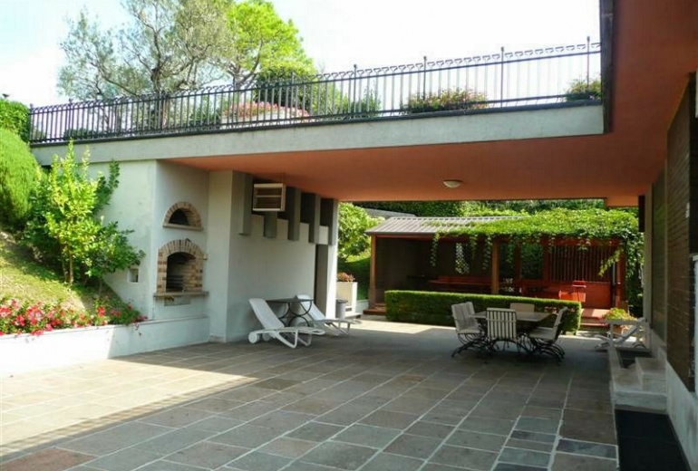 D-ALB 9 1st line Lake Garda villa with a garden and a swimming pool 