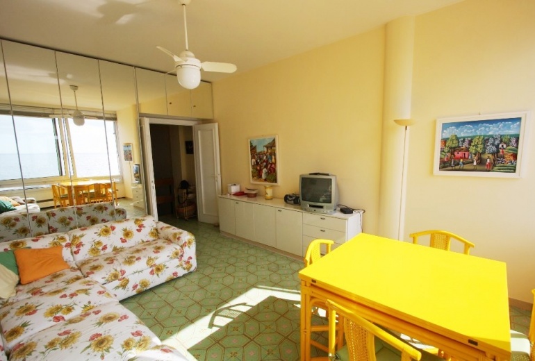 DNIK231 Sanremo. Two-bedroom apartment on the first line!