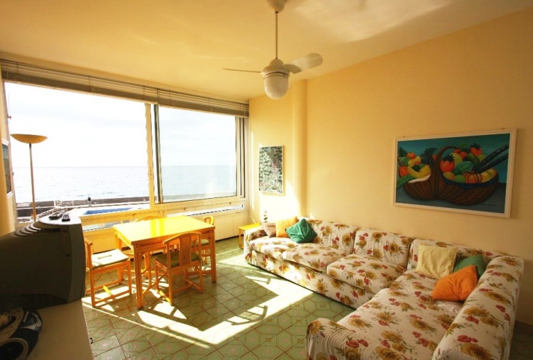 DNIK231 Sanremo. Two-bedroom apartment on the first line!