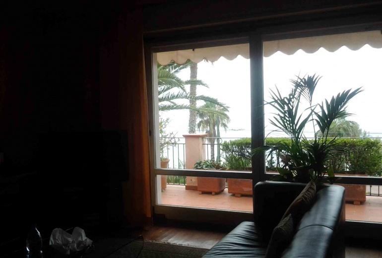 DIK235 1st line villa with a garden in Sanremo 