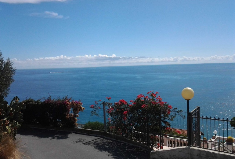 DNIK150 Imperia.Magnificent sea-views apartment with swimming pool in the villa!